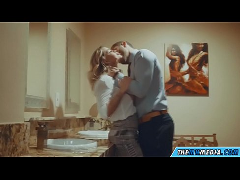 ❤️ Wakati blonde mwenye busty anakutongoza kwenye choo cha umma Ngono ❌️